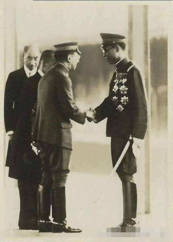 清朝最后一个铁帽子王：曾做过伪满军官，新中国时当选了政协委员