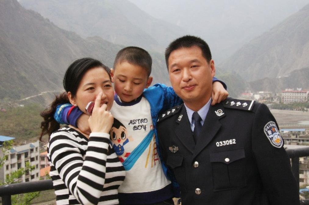 汶川地震中的3岁敬礼娃娃,汶川地震敬礼娃娃完整视频