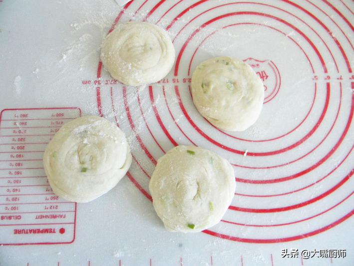 冷水面油饼的家常做法又软又酥,炕油饼用冷水好还是用热水和面