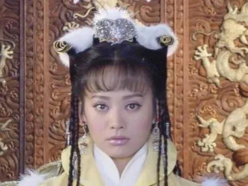 1635年，孝庄给丈夫皇太极请安，刚到门口，却听见姐姐的撒娇声