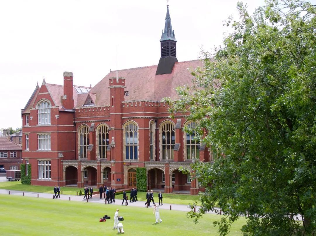 秋日漫步：英国私校美景巡礼，孩子们喜欢哪一所？