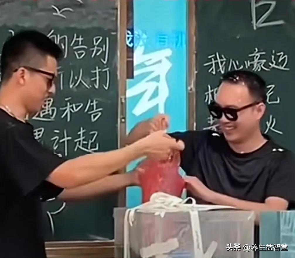 男生高考前向老师送上束脩之礼,毕业时可以给老师送束脩之礼么