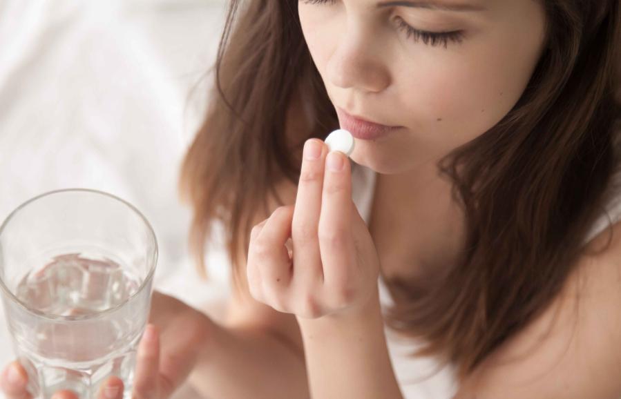 女性出现豆渣样白带是什么病,女性白带像豆渣一样是什么引起的