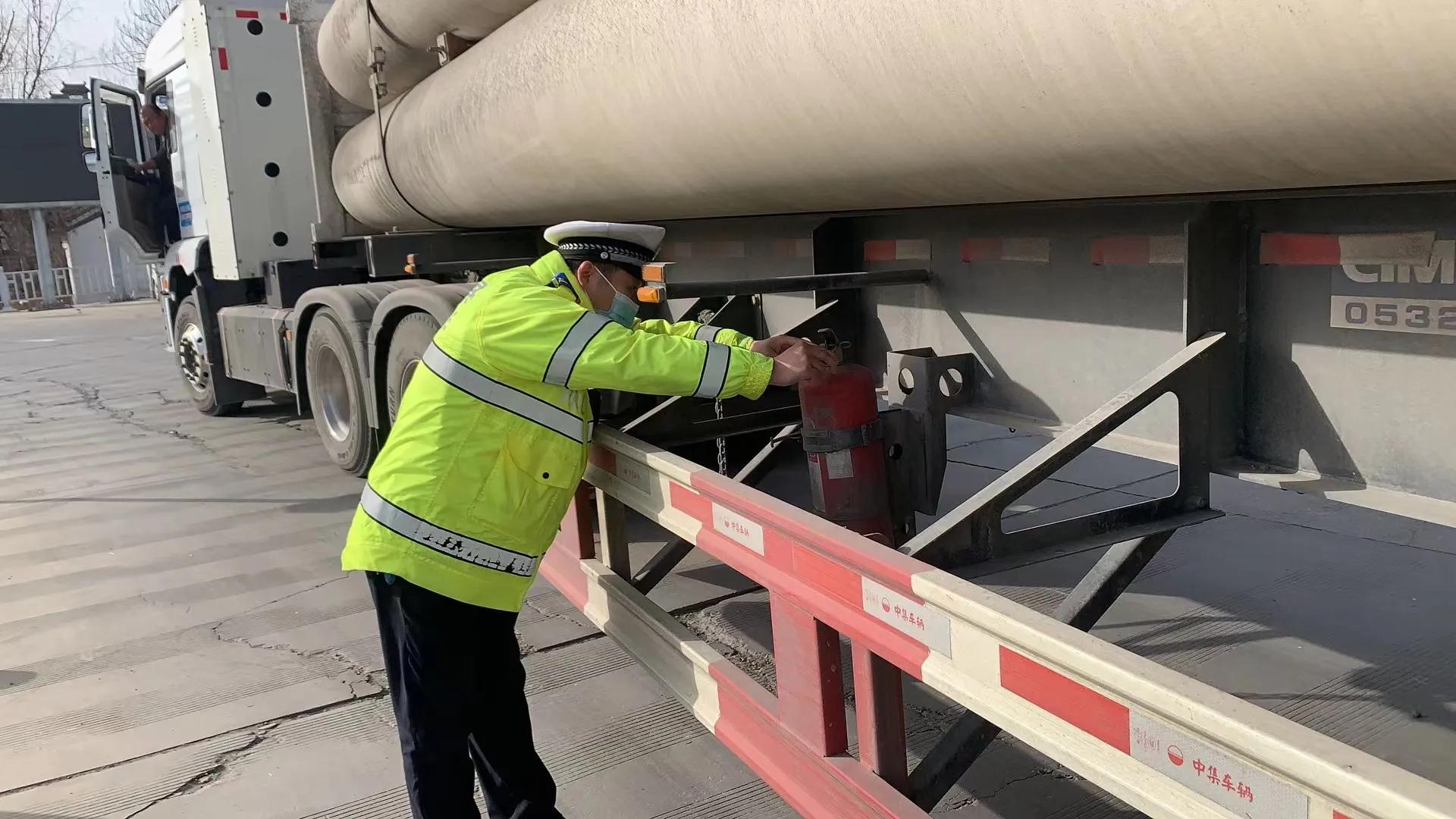 公安春节不打烊民警在岗保平安,县交警圆满完成春节安保任务