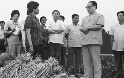 *镕基朱**公正廉洁铁面无私,幼年时失去双亲成孤儿,直言不怕得罪人