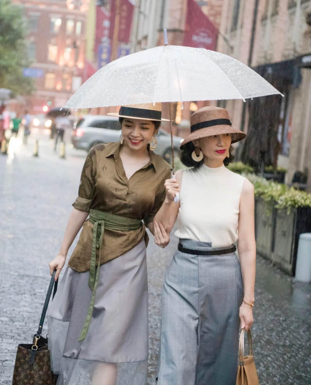 女人过了四十岁别总穿一身黑,女人过了40岁就别穿的太老气了