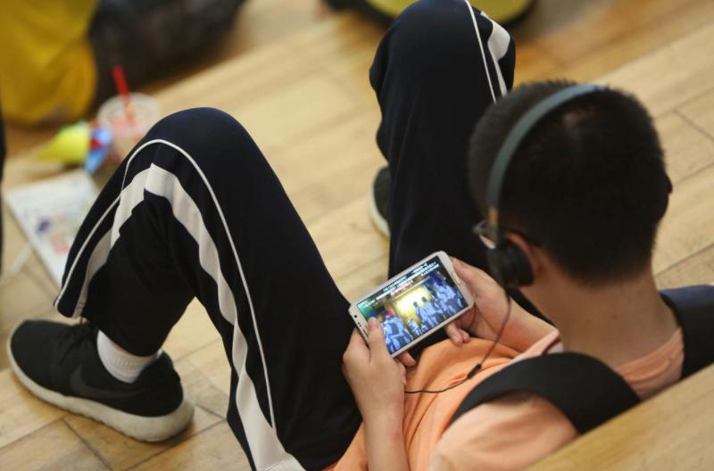 小学生沉迷游戏8天花两万,小学生沉迷游戏8天花2万多