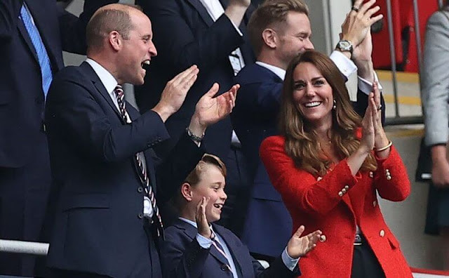 乔治小王子18岁照片出炉,乔治小王子小时候穿搭