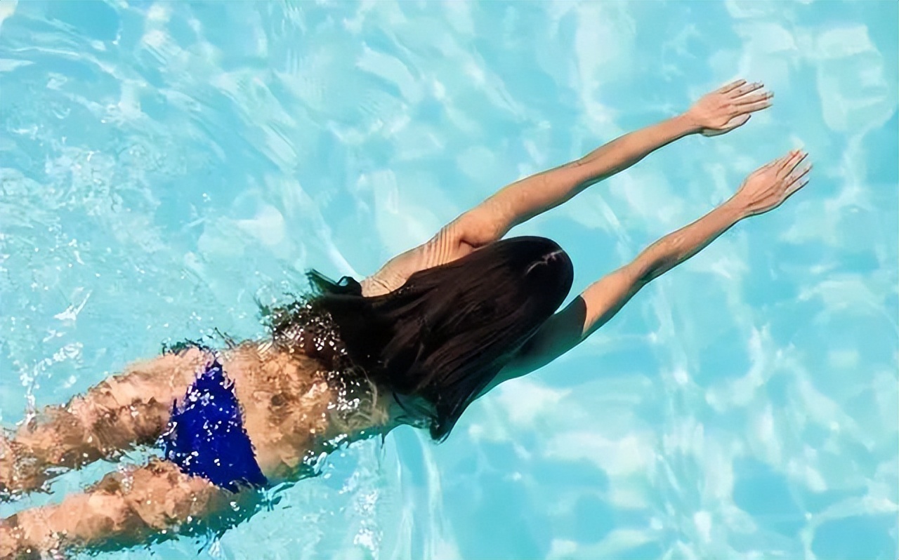 新手小白学游泳教程,新手学游泳先学什么泳姿