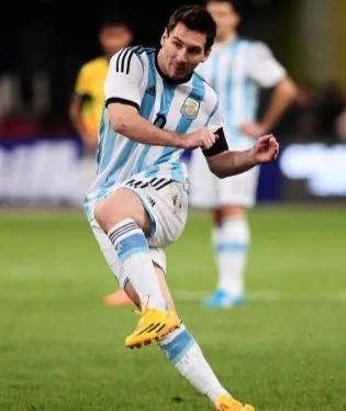 梅西成为球王的视频,梅西成长成梅球王