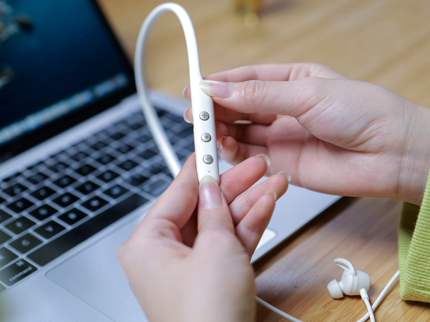 蓝牙耳机是不是过时了,头戴式耳机真的过时了吗