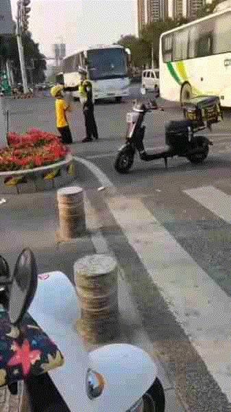 交警外卖小哥下跪被打后续,外卖员当街多次殴打交警原因