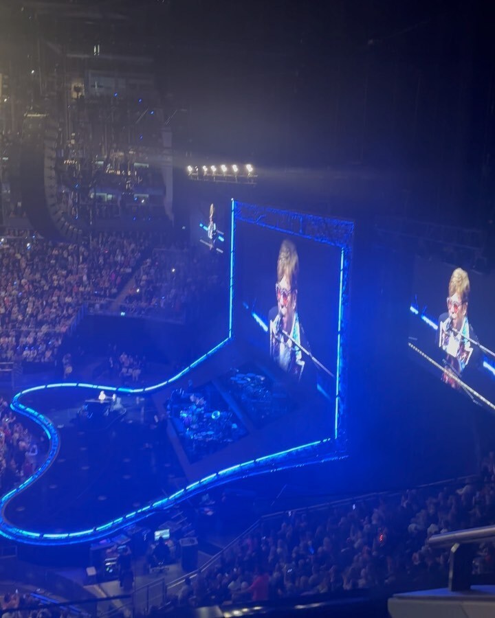 贝克汉姆搂着女儿小七看秀,贝克汉姆小七和妈妈秀场合影