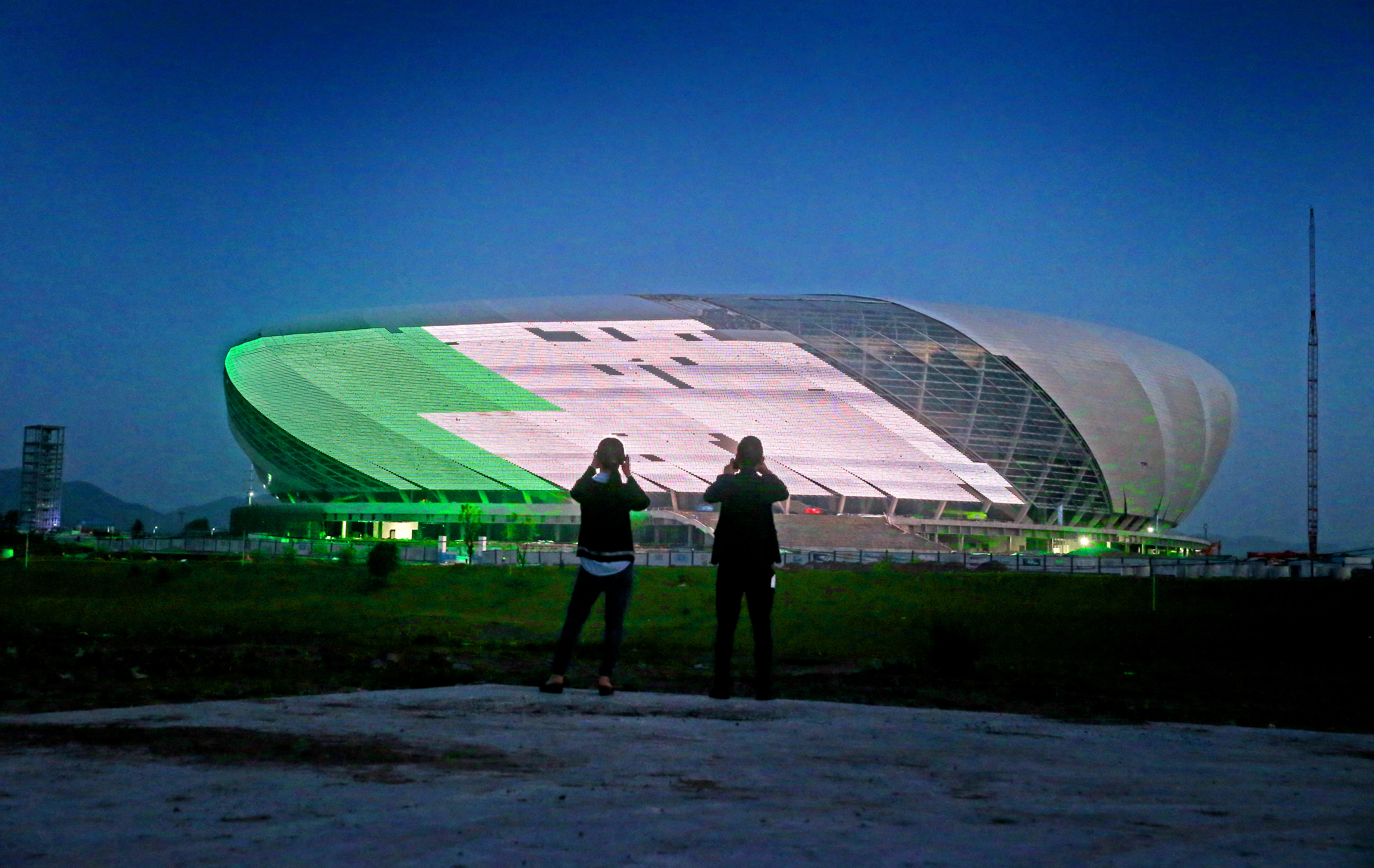 龙兴足球场灯光调试,龙兴足球场花墙