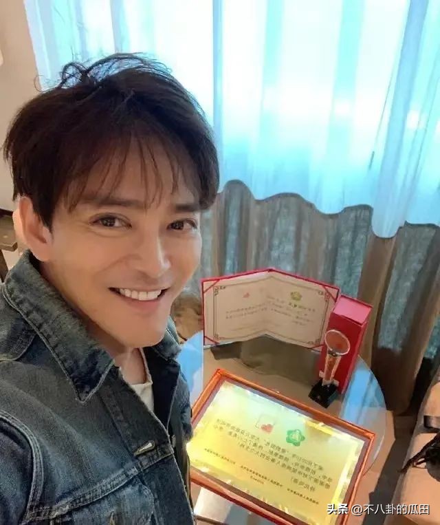 蔡徐坤下巴太尖惹争议图片,蔡徐坤下巴是假体吗