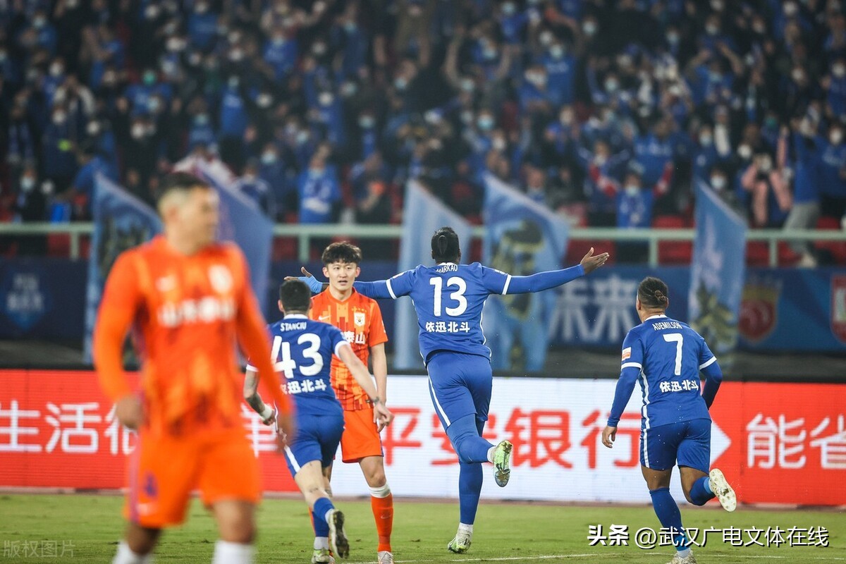 主力中卫全伤“硬扛”卫冕冠军终极4轮较量武汉三镇争冠占优