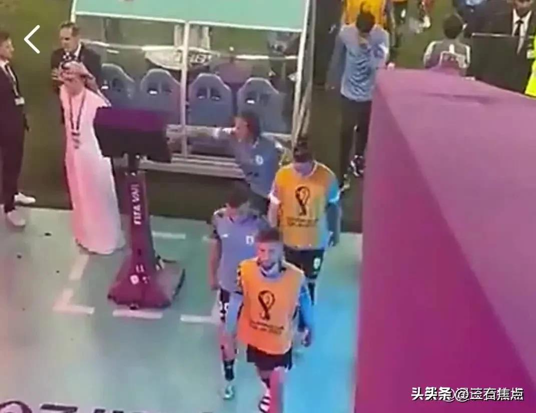 卡瓦尼失单刀,卡瓦尼离场击倒var设备处罚