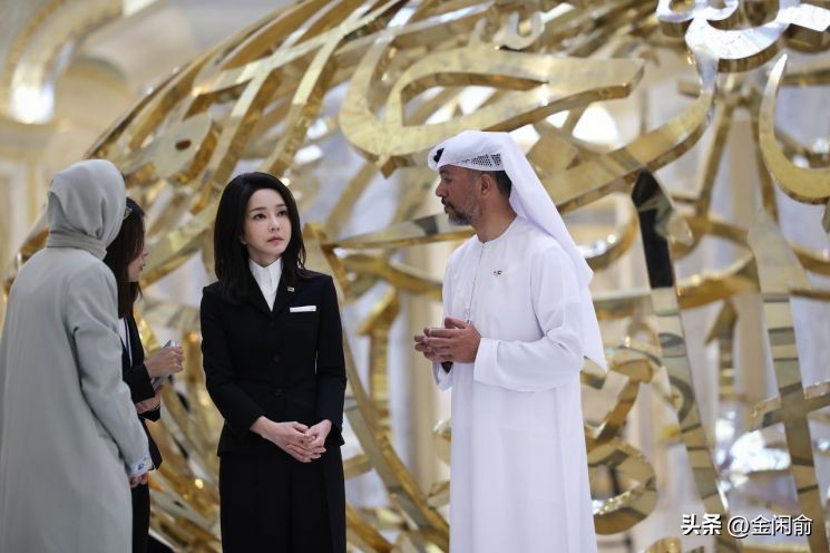 韩第一夫人穿军装被批抢总统风头,韩第一夫人穿军装被批