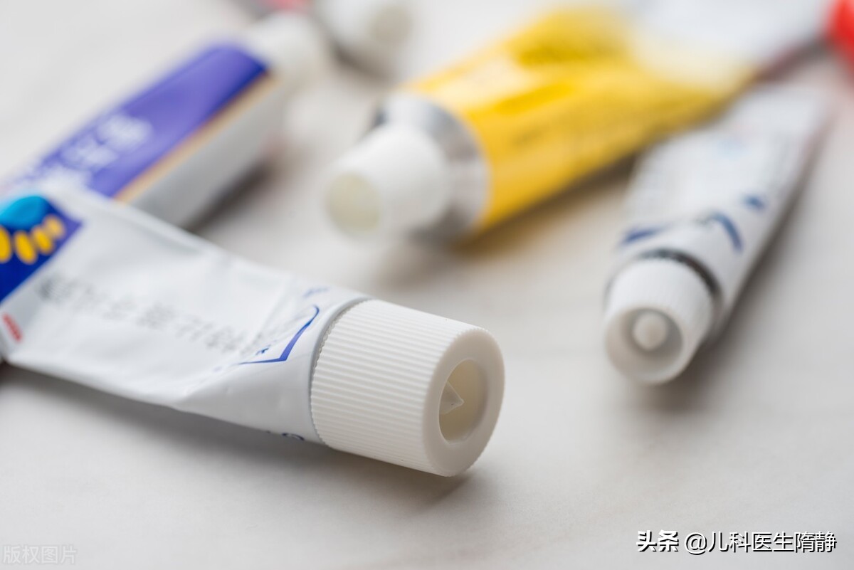 小米粒大小的疙瘩是怎么回事,起密密麻麻的小疙瘩咋回事