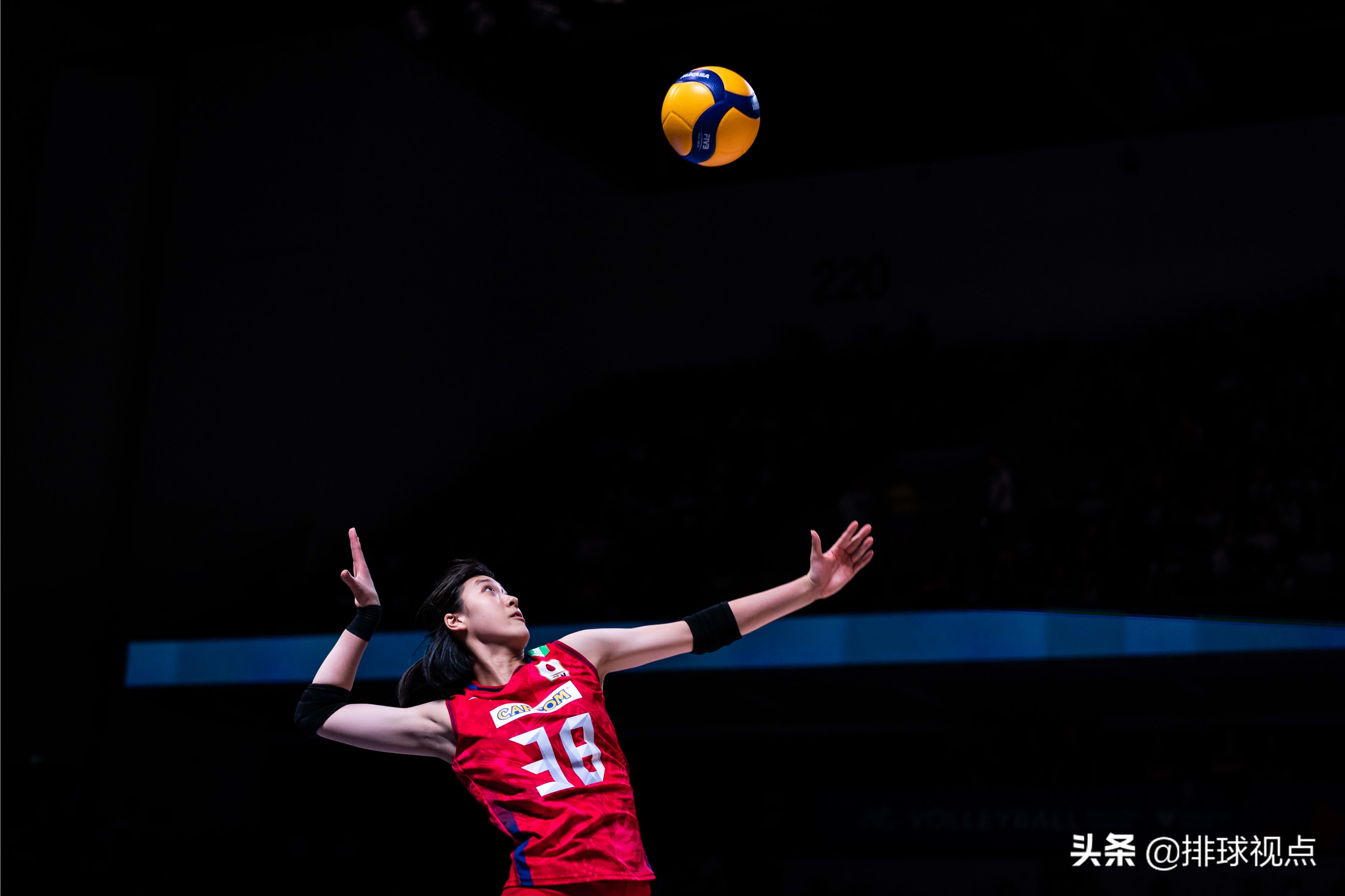 世界女排联赛总决赛上演“磨教”斗法！巴西3:1日本率先杀进四强