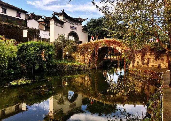 第一魅力古镇和顺古镇,走在云南和顺古镇的乡间小道