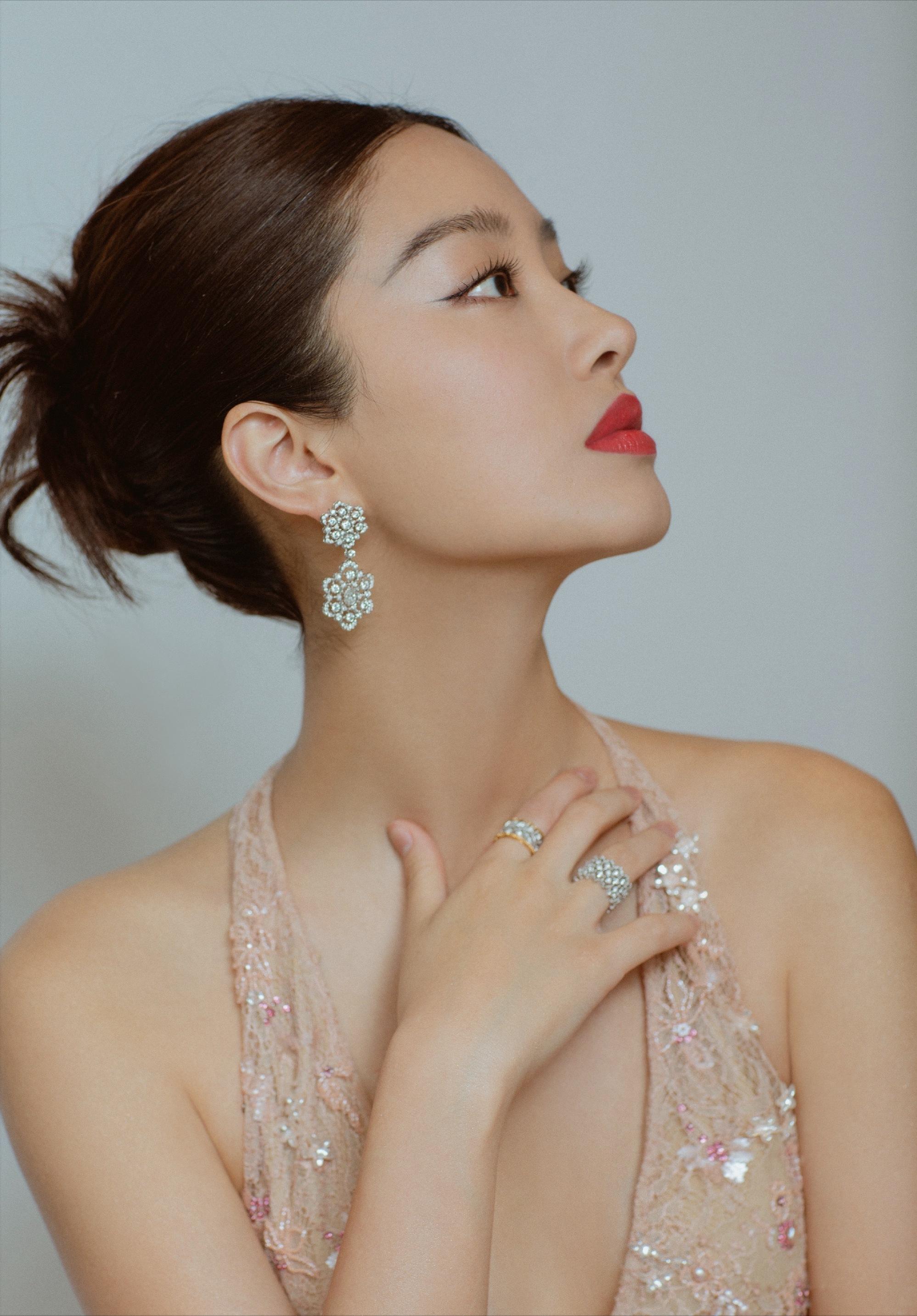 不是所有厚嘴唇都是香肠嘴！这5位女星嘴唇厚又性感，很有风韵