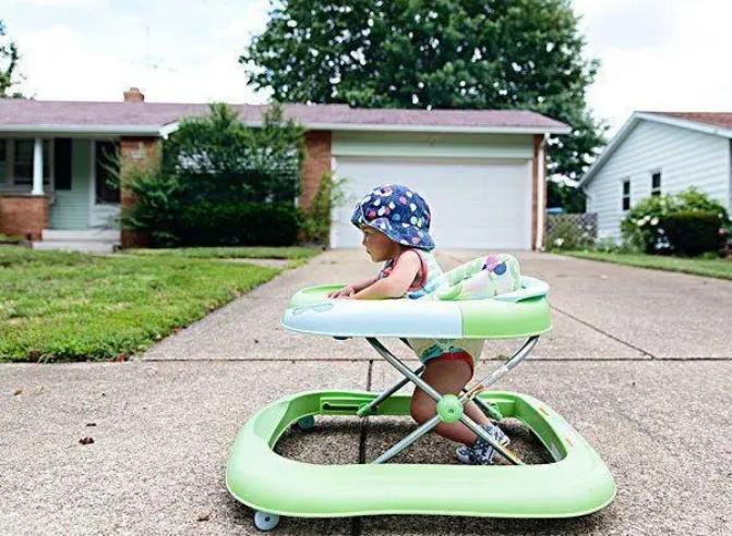 哪种学步车适合刚学步的宝宝,宝宝用学步车好还是学步带好