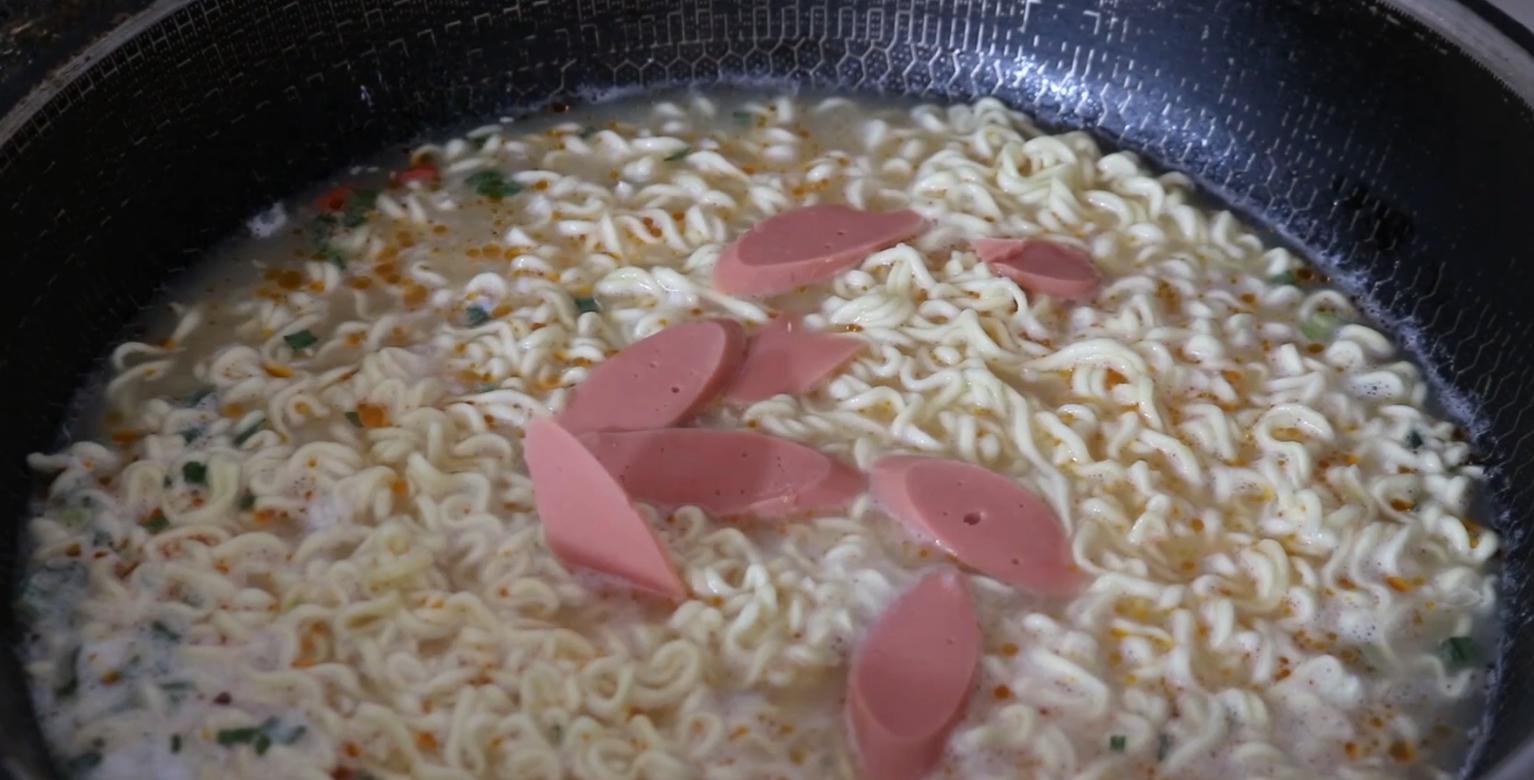 煮方便面最好不放辣椒,煮方便面过冷水