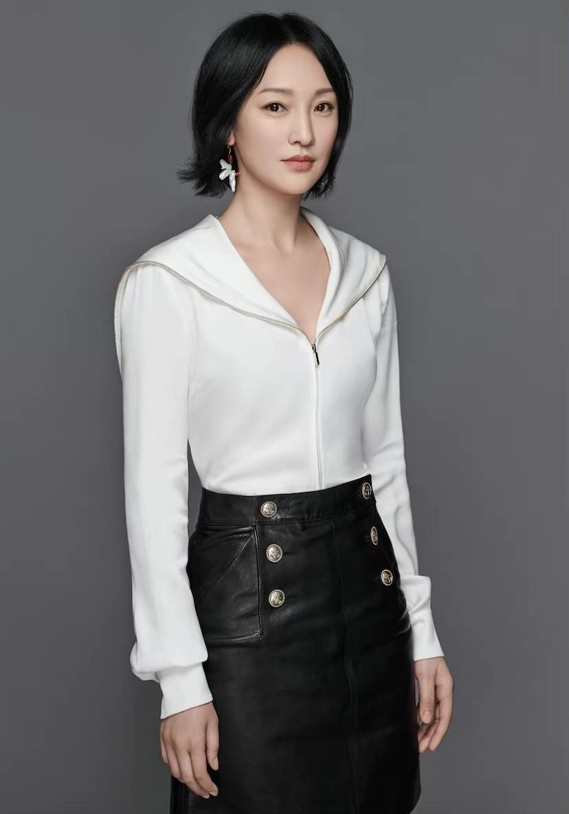 周迅亮相秀场穿搭随性,周迅机场穿衣搭配西装外套