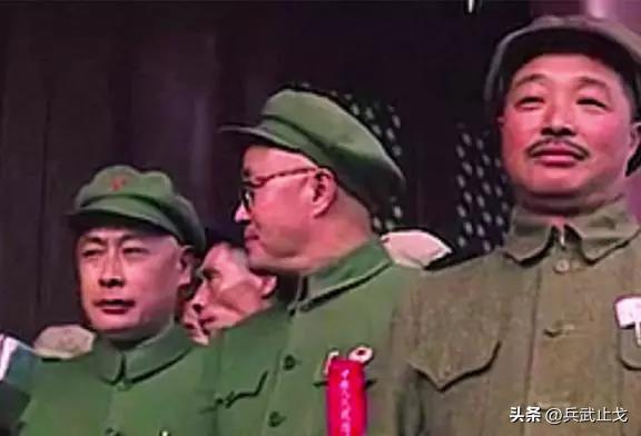 爱叨烟斗，爱留胡子，“两把菜刀闹革命”的元帅，贺龙一生