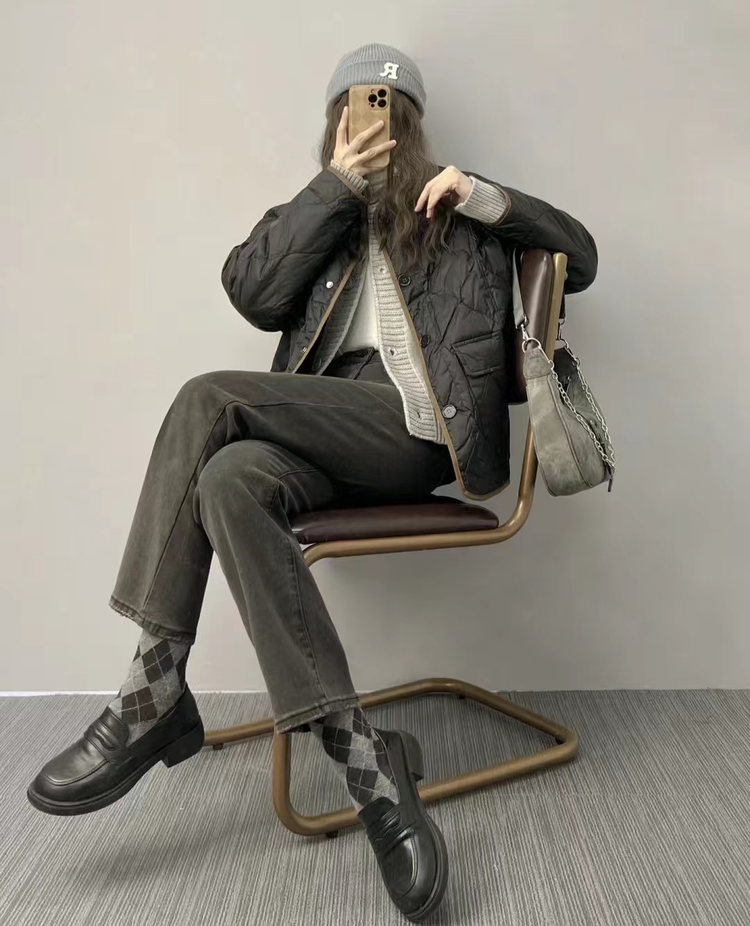 19冬羽绒服穿搭,韩款黑色羽绒服搭棕色长靴