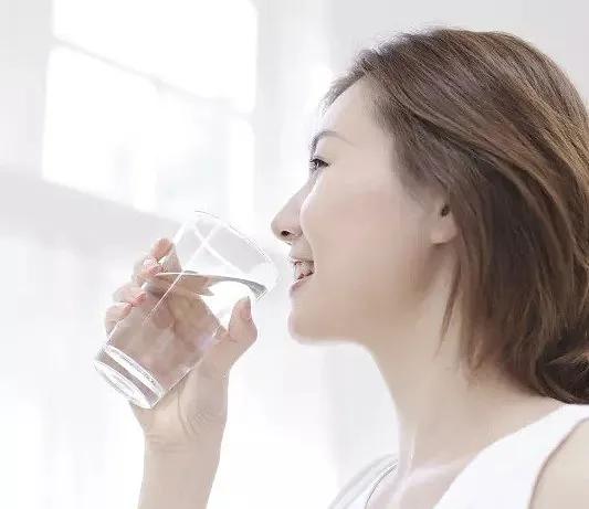 正确喝水有助于你的身体健康,正确喝水的三大原则