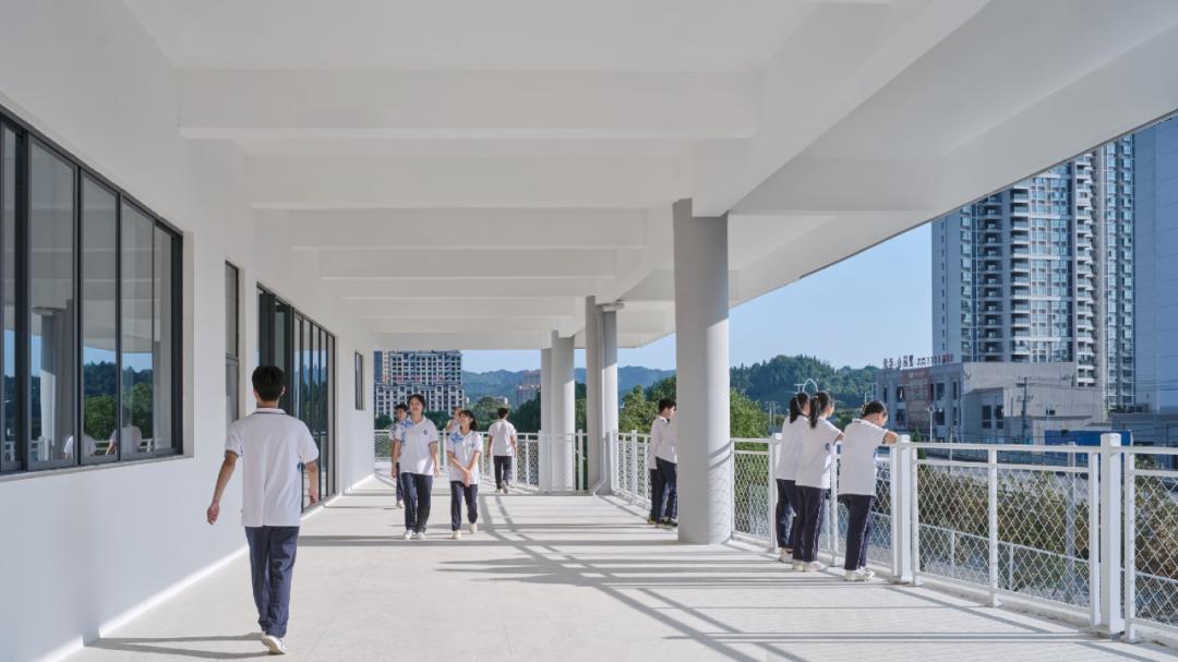 以靠建筑|交叠与转换:宜黄一中综合楼