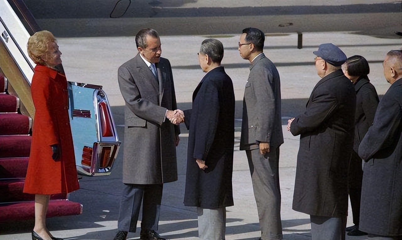 外交场合，有人突然喊“周恩来万岁”，周总理巧妙处理避免了麻烦