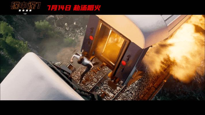 碟中谍7阿汤哥有多拼,碟中谍7阿汤哥上演惊险飞行