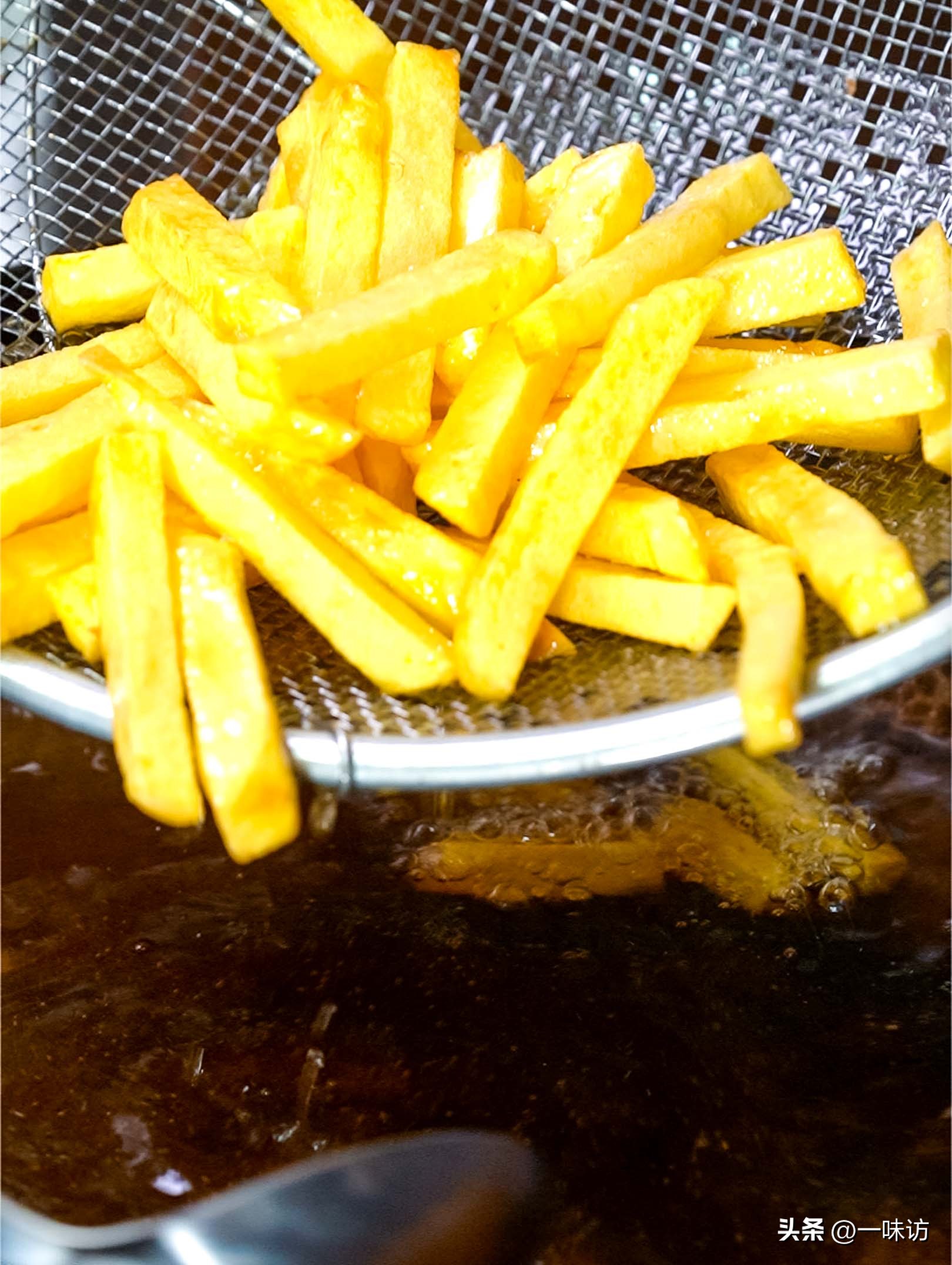 土豆怎么做成薯条在空气炸锅中,土豆薯条怎么炸好吃酥脆又不用冻