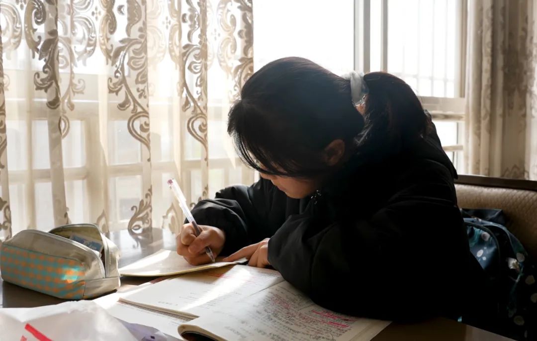 女童照顾卧床老母,三岁女童独自照顾瘫痪妈妈现状