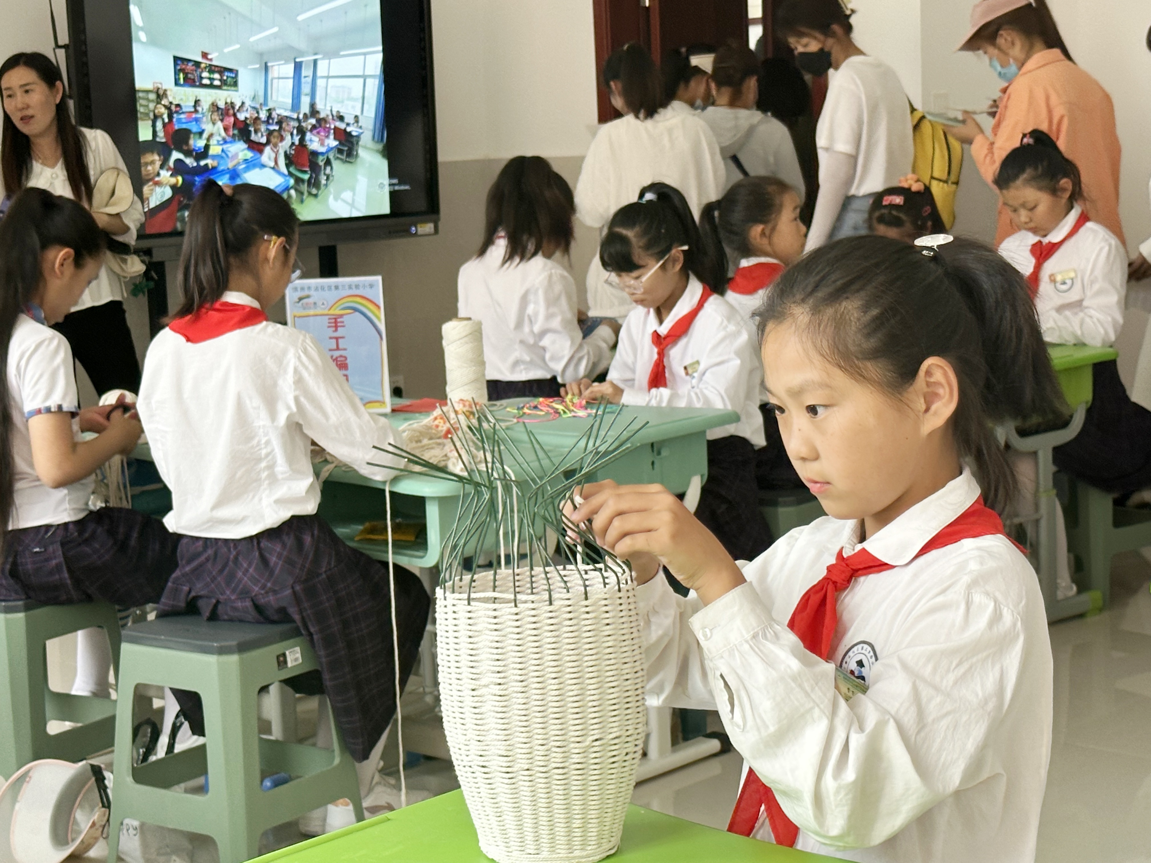 小学举办庆六一绘画展,六一校园艺术展演绘画