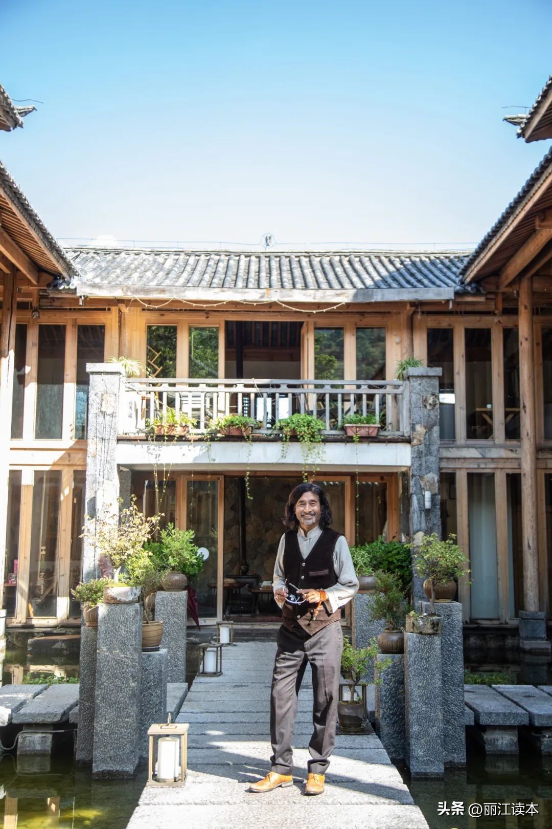 他17岁上小学，中专学历留学欧美，奋斗多年成为香格里拉传奇人物