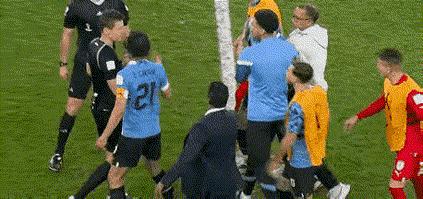 卡瓦尼击倒了VAR机器，乌拉圭赢球却出局，韩国出界的进球却有效