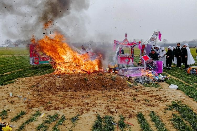 为啥棺材一头高一头低一头大一头,你知道棺材为什么一头大一头小