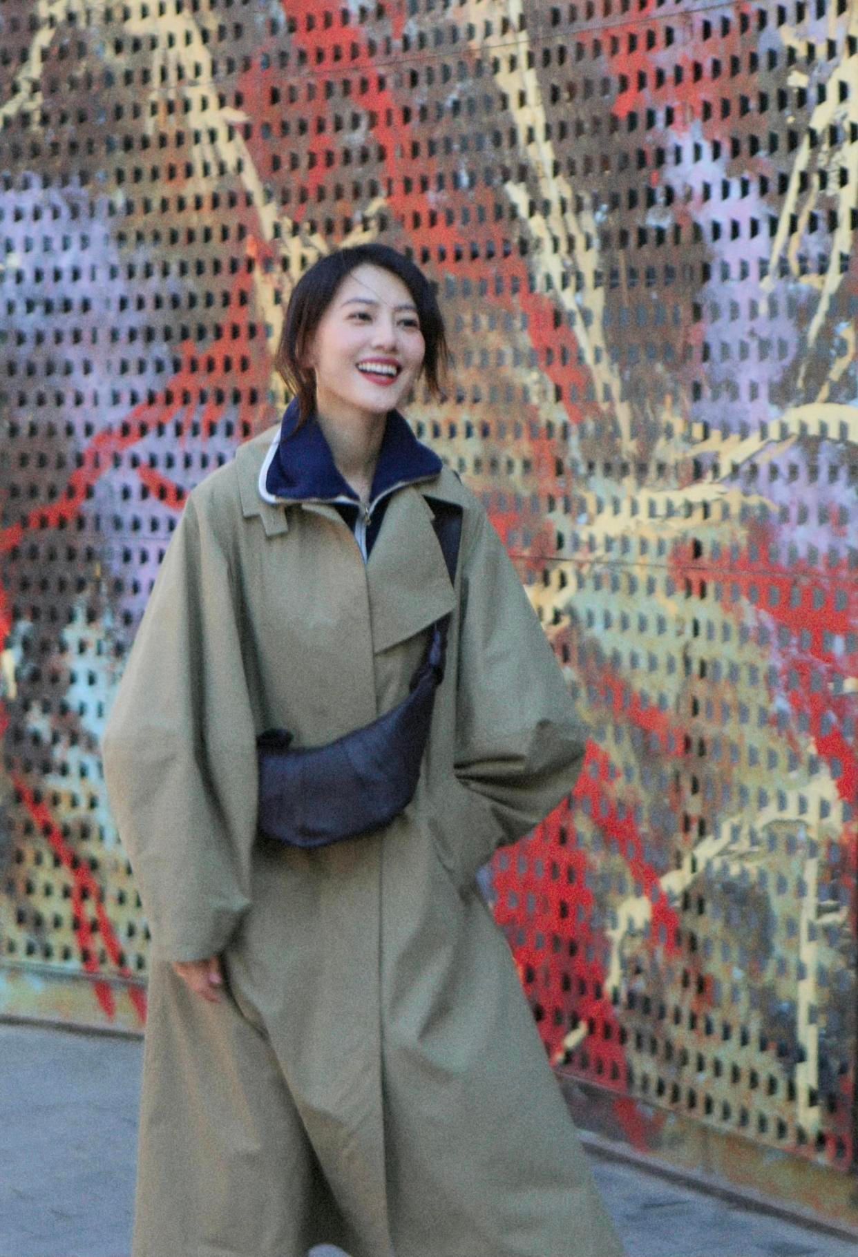 高圆圆晒照穿风衣清纯气质尽显,高圆圆穿搭简单气质优雅知性