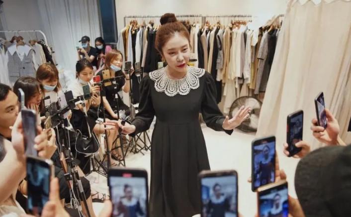 扭扭屁股就来钱，网红现象该不该整治？