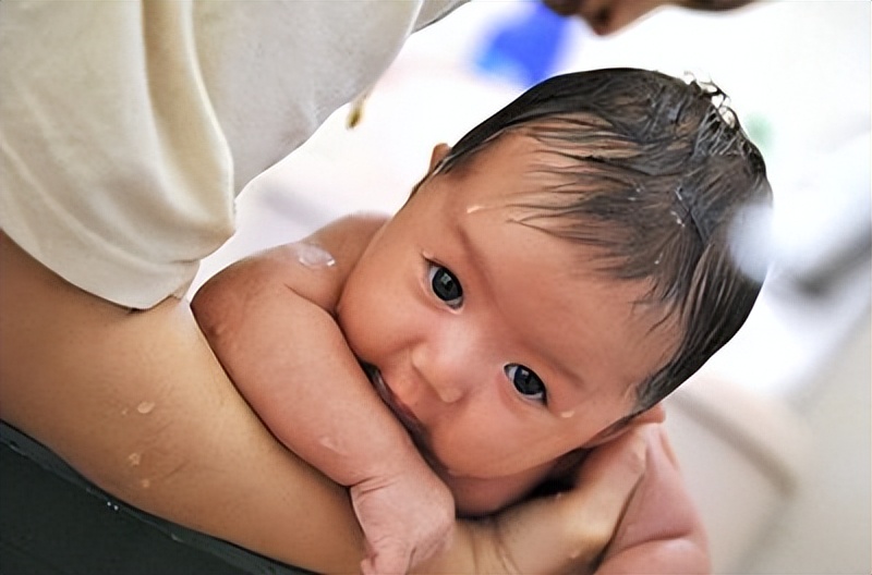 肚脐未掉新生儿洗澡的正确方法,刚刚出生的宝宝洗澡的正确方法