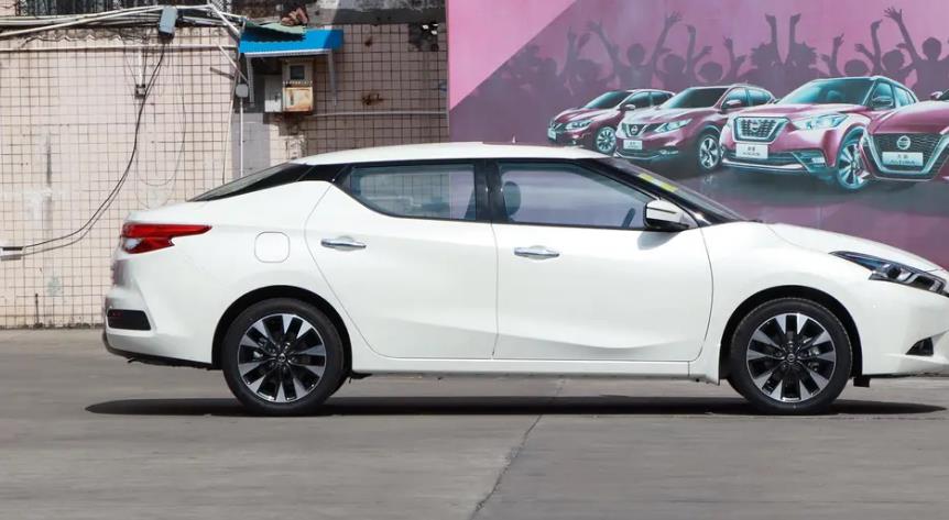 东风日产豪华老车,曾经的日产蓝鸟