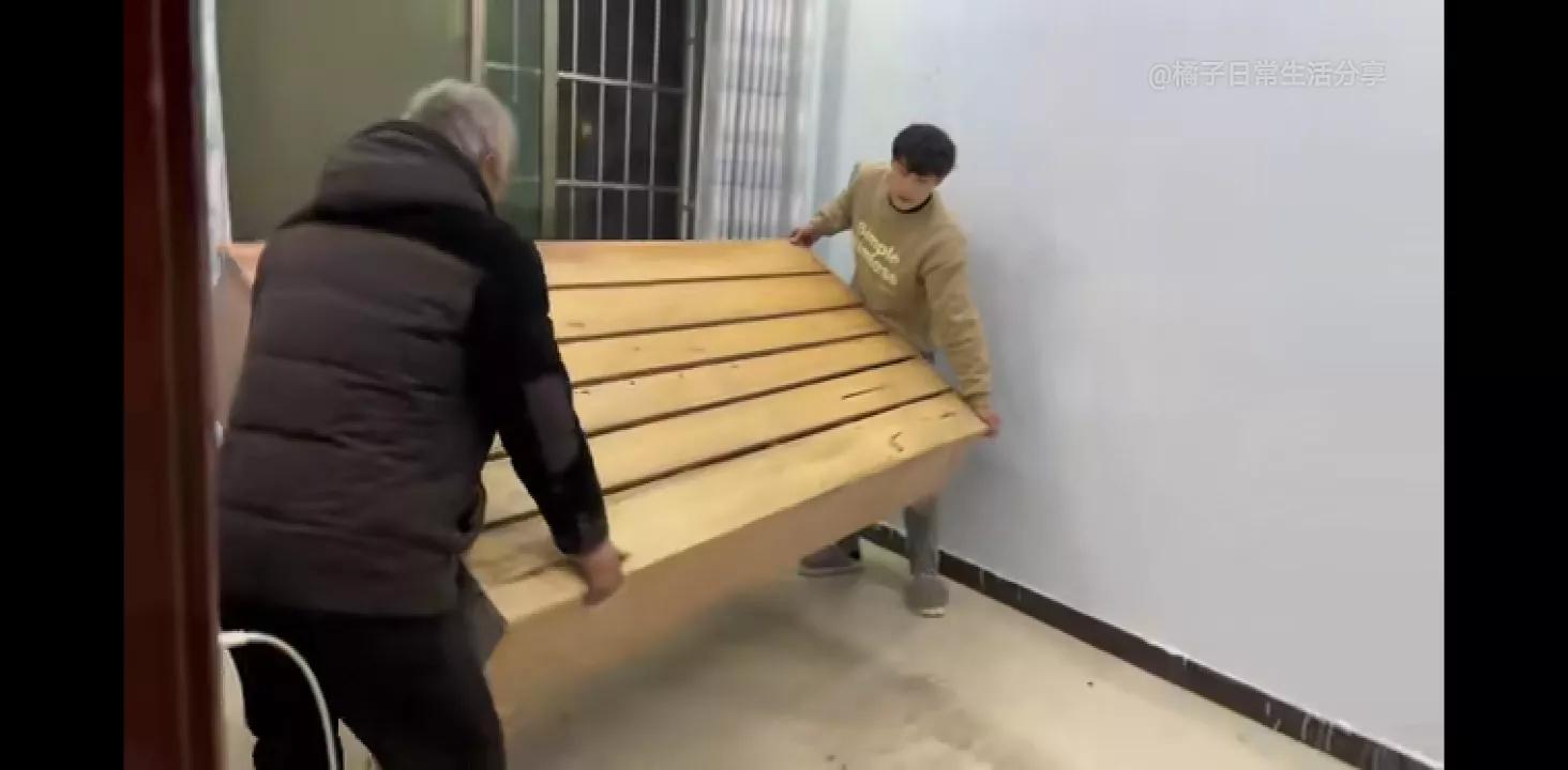 小贤半夜被橘子叫醒,小贤突然约橘子去他家吃饭