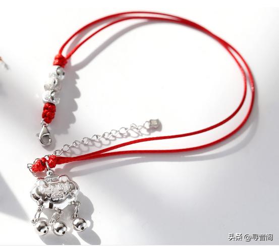 女子脚踝系红绳啥意思,女生脚踝上系的红绳有什么说法么