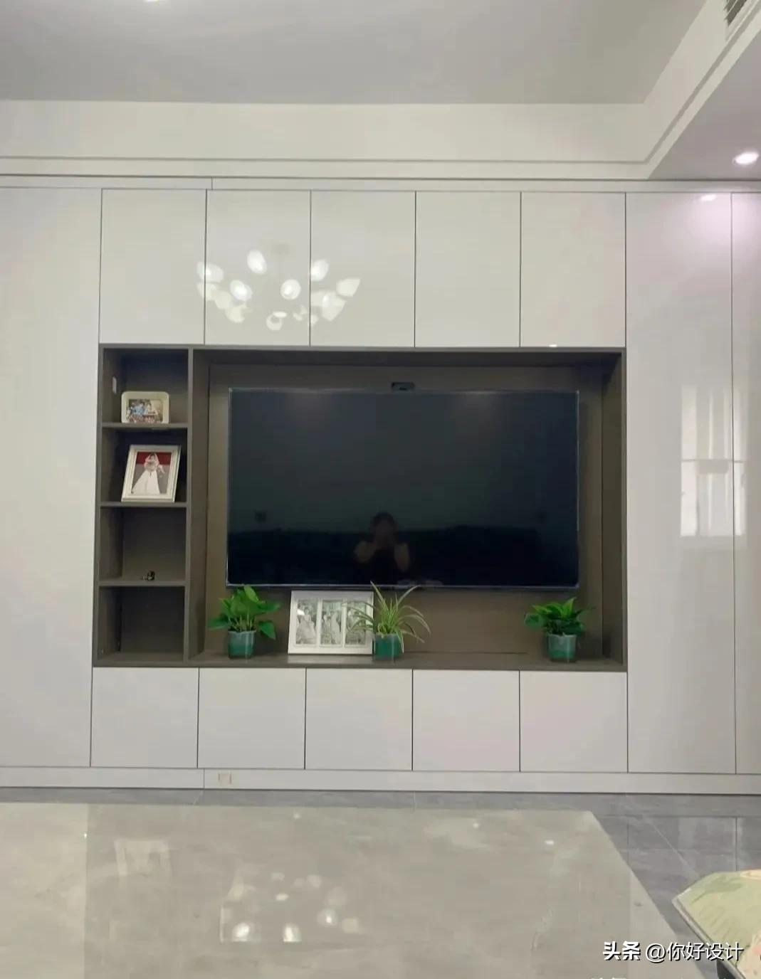 乳胶漆收纳柜电视背景墙效果,岩板电视背景墙侧边收纳柜样式