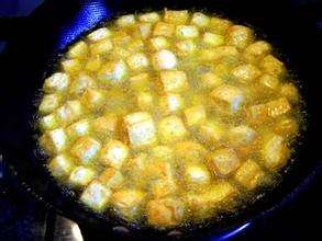 过年炸豆腐，最忌直接下锅炸，89岁奶奶教我这样做，蜂窝大不吸油