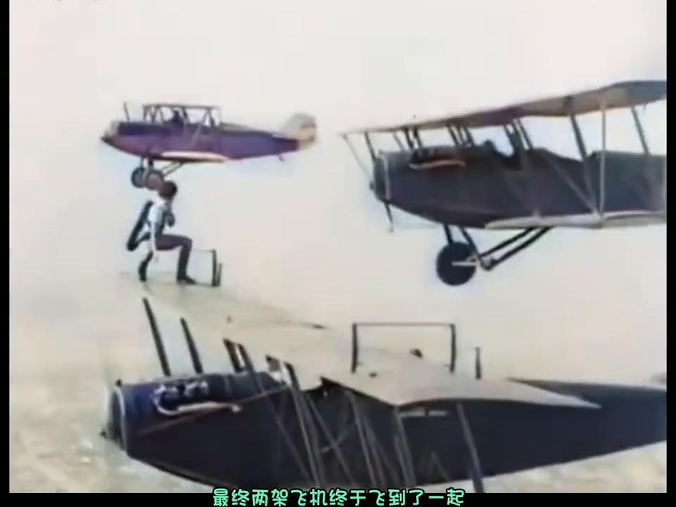 女子空中换飞机轮胎,女子高空徒手换轮胎真的还是假的